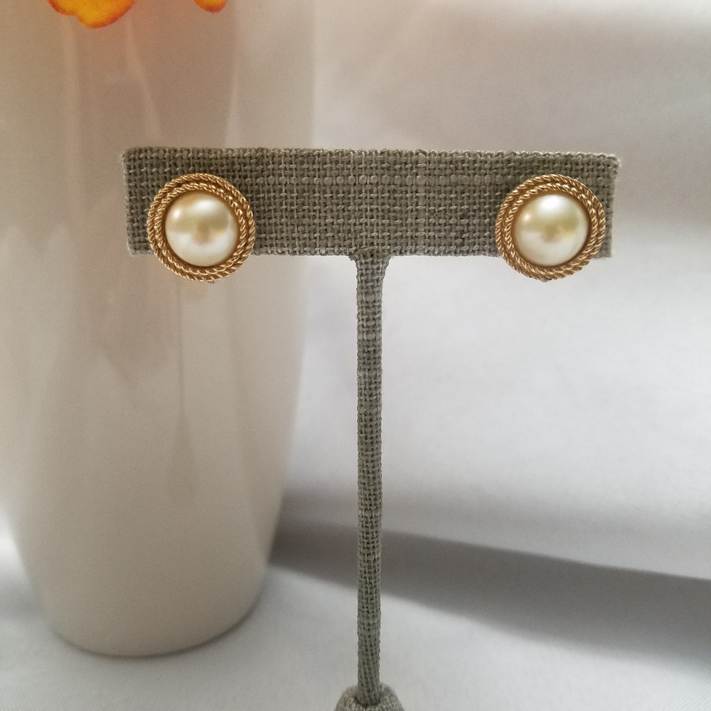 👑 Crown Trifari Pearl Earrings